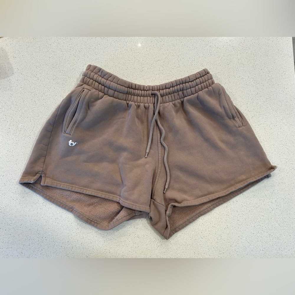 Thirty Years The Uniform Sweat Shorts
Aritzia
Cool Shade Taupe Brown
Size XL 4”